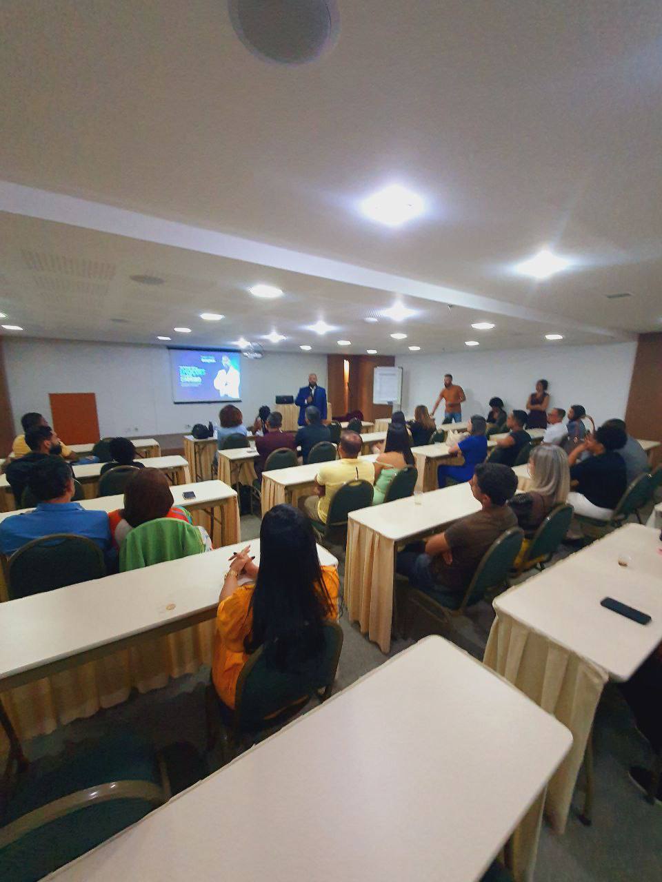 Yossef Leandro conduzindo uma aula presencial