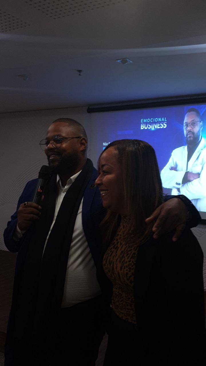 Yossef Leandro com aluna durante evento presencial
