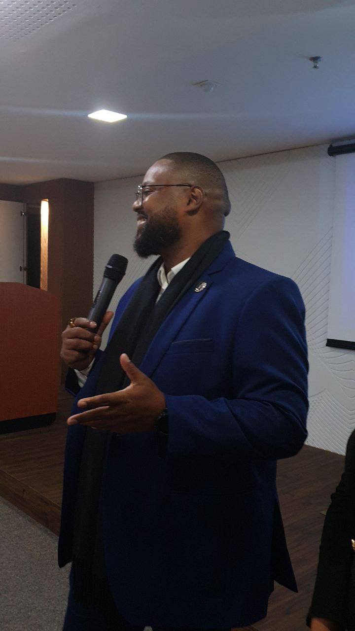 Yossef Leandro ensinando com microfone