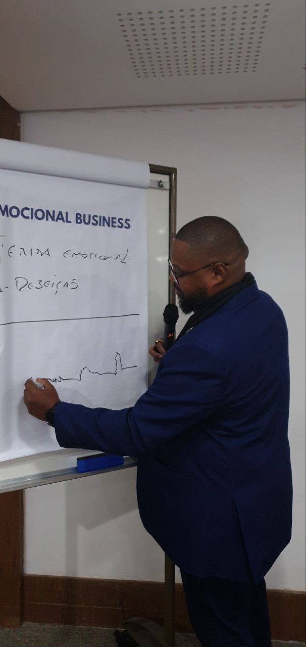 Yossef Leandro explicando conceito no flip chart