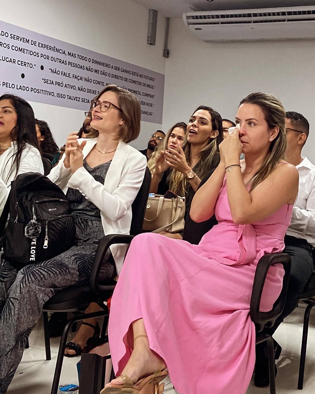 Participantes emocionadas durante encontro presencial