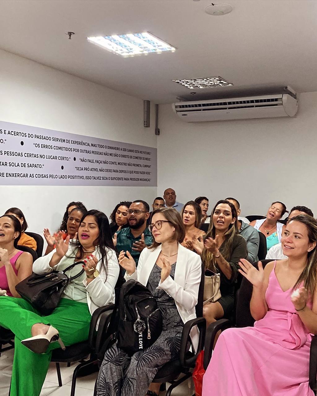 Turma em momento de aplauso no evento