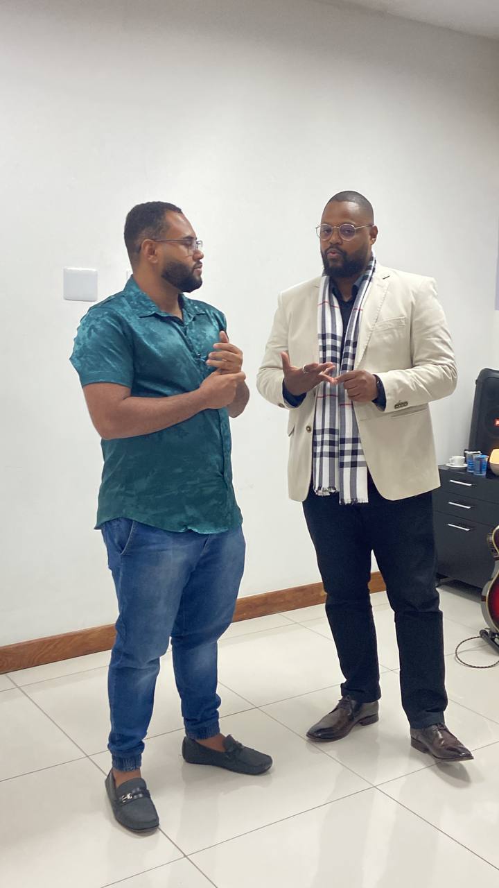Yossef Leandro conversando com participante