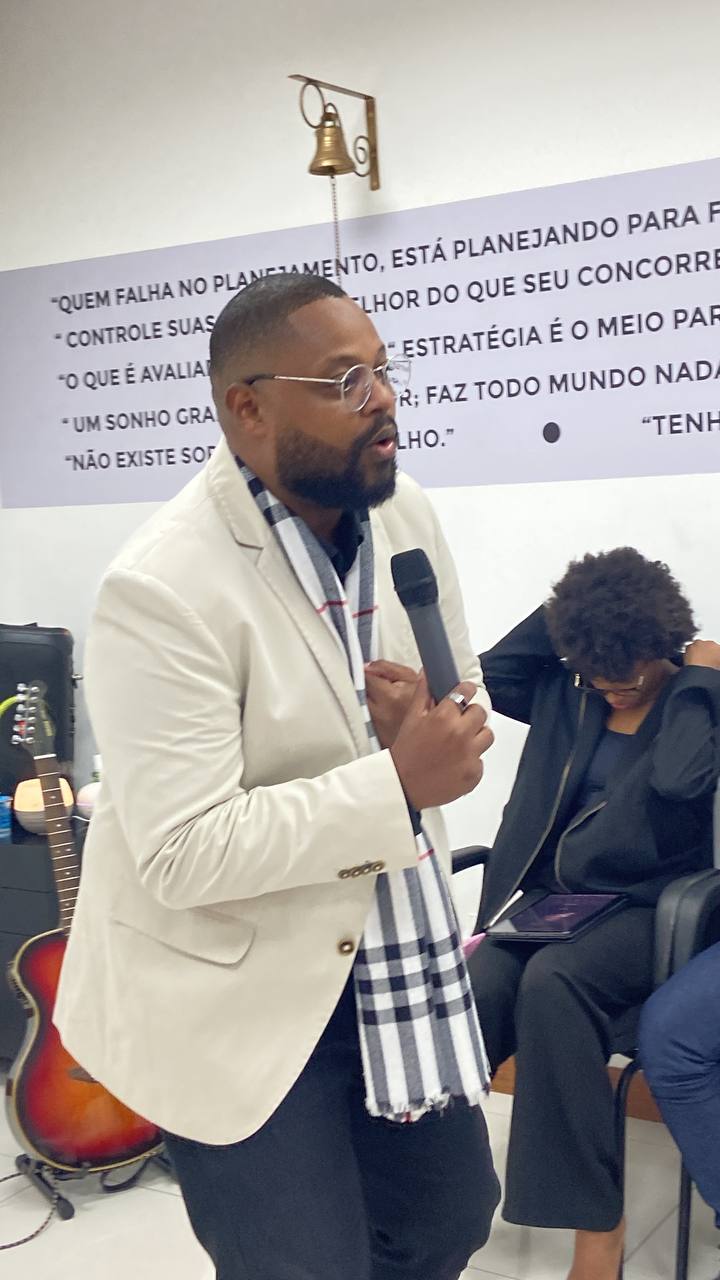 Yossef Leandro conduzindo fala em encontro presencial