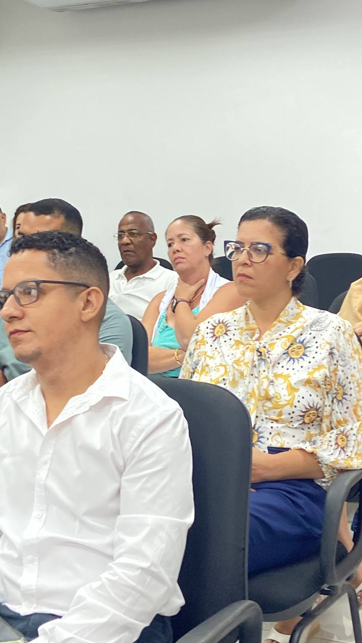 Participantes atentos durante aula presencial