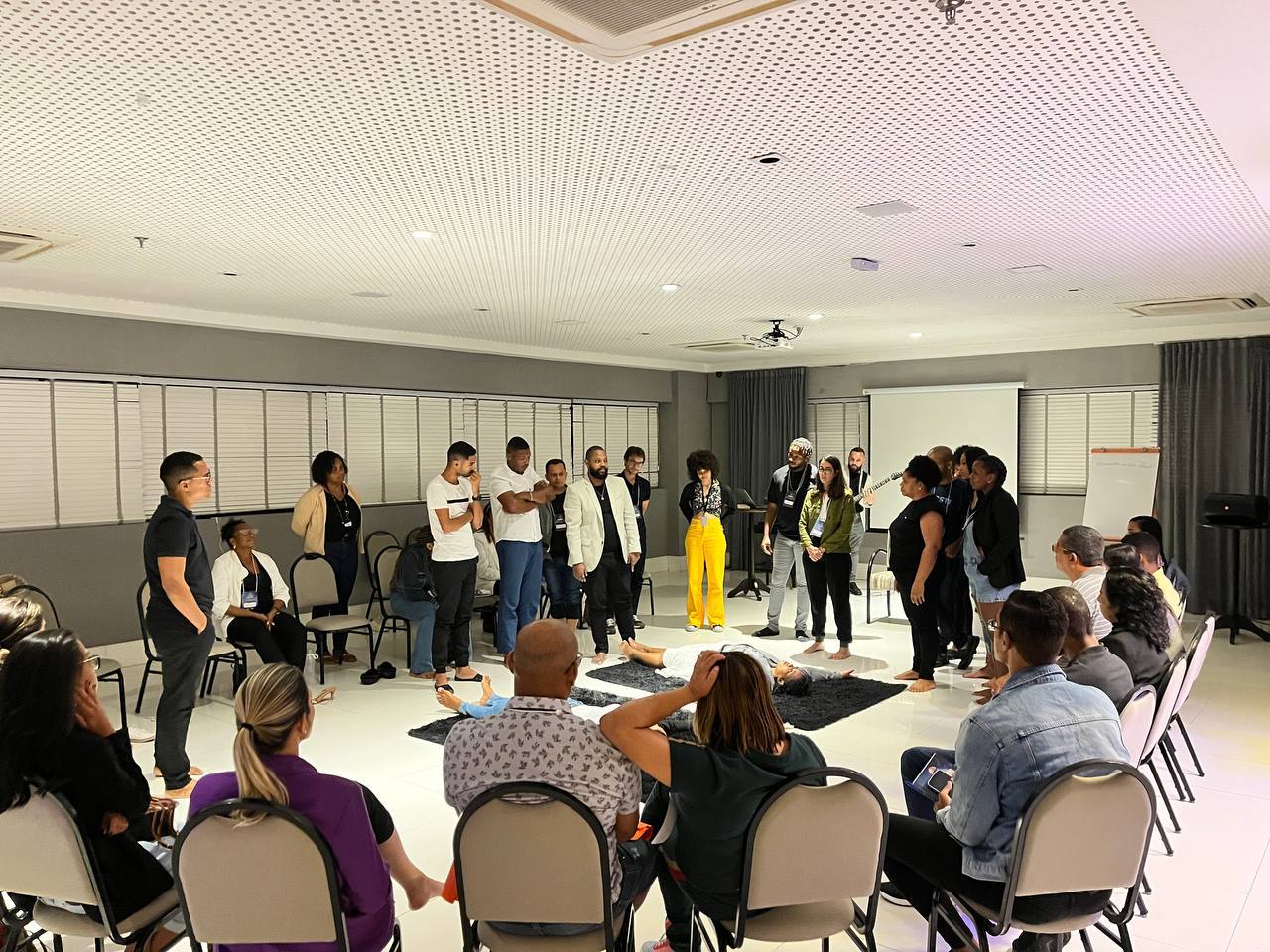 Grupo em vivência presencial conduzida por Yossef Leandro